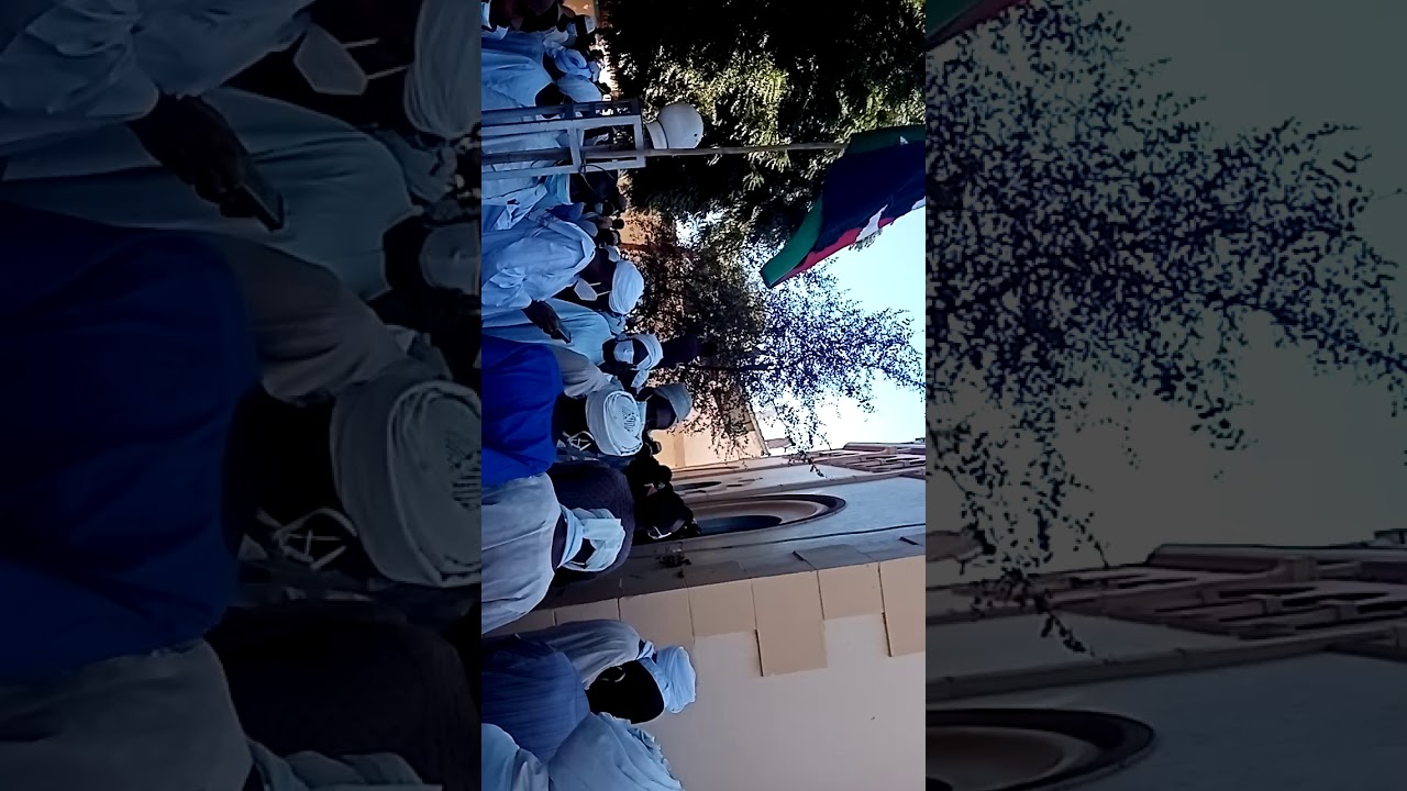 جماهير حزب الأمة  يتشبثون بنوافذ قبة المهدي عند تشييع الأمام الصادق