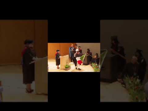 شاهد بالفيديو طالب سوداني متفوق يظهر بالزي السوداني وعلم بلاده بجامعة مانشستر