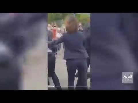 صفع الرئيس الفرنسي ماكرون من قبل احد المتجمهرين