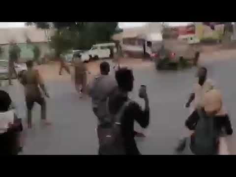 لحظة اقتحام موكب أسر الشهداء القيادة العامة ٢٩ رمضان