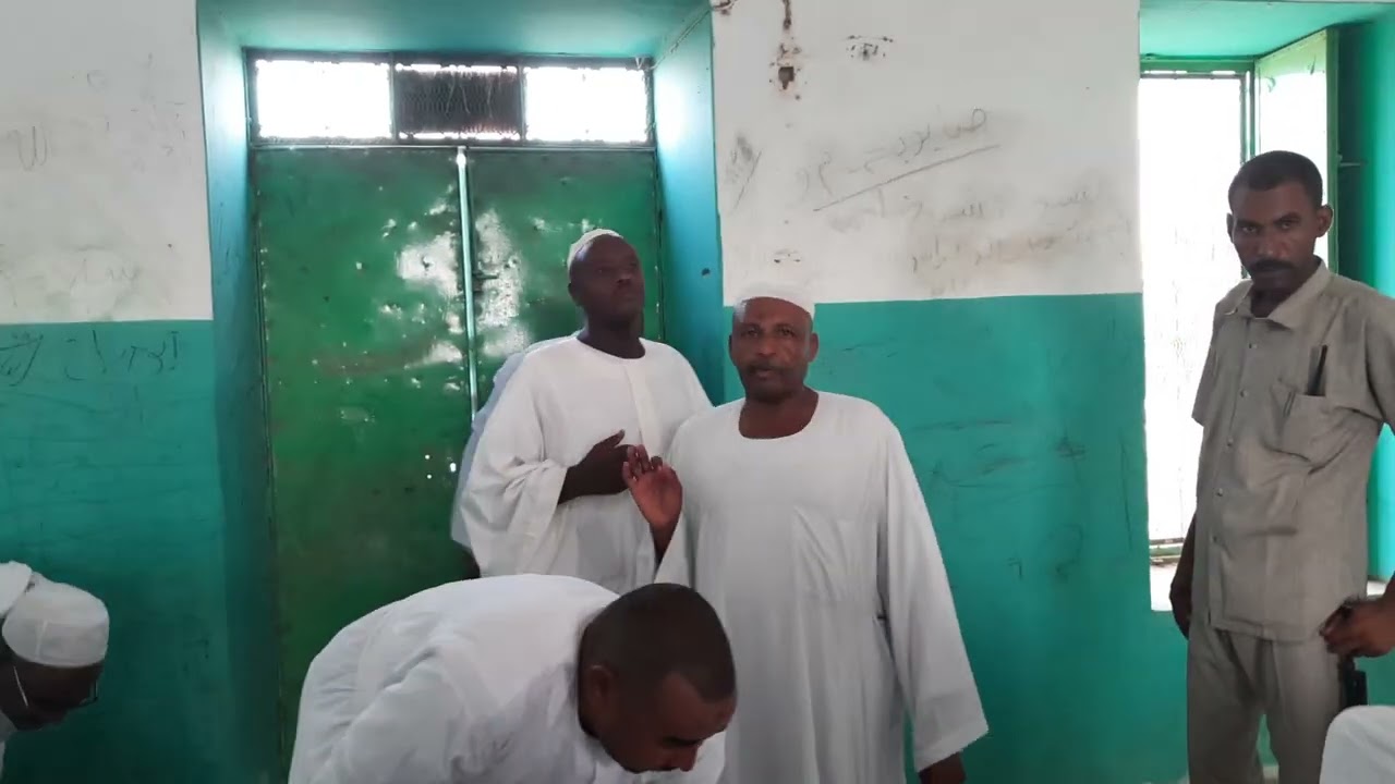 ناظر عموم البزعة ينظف ضريح القرشي ودالزين