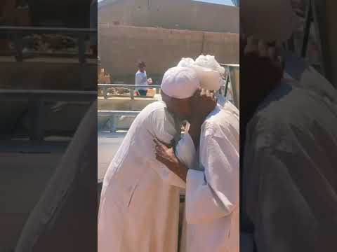 عناق مسنين سودانيين بعد فراق طويل