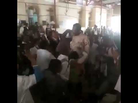 عسكري دخل احد المدارس بالخرطوم لاخذ ابنه شاهد ما حصل