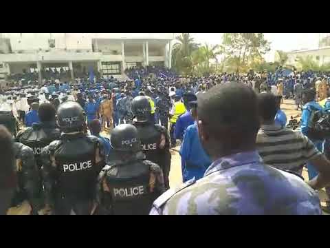 الشرطة السودانية تتظاهر ضد وزير داخليتها